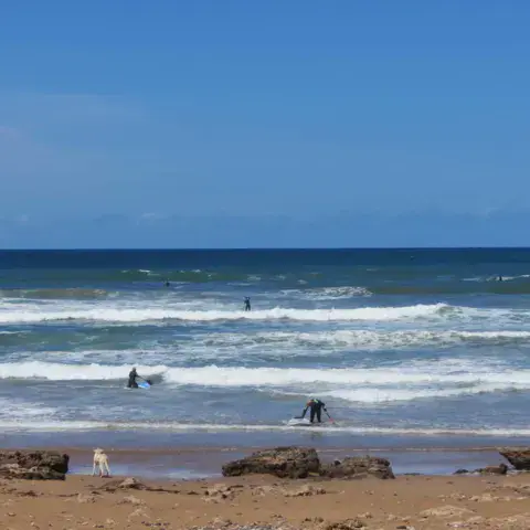 Session dans les vagues depuis la plage de Moulay