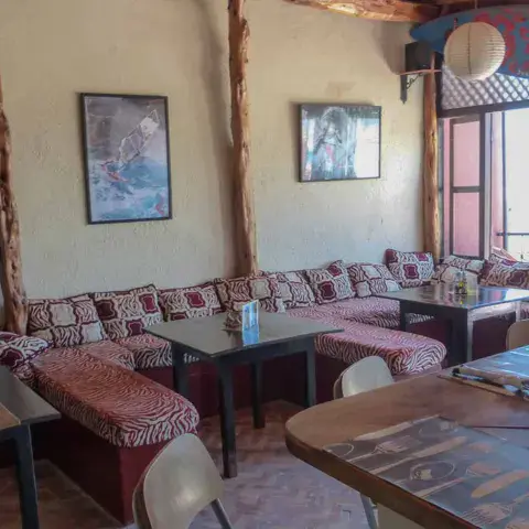 La salle du café-restaurant du club