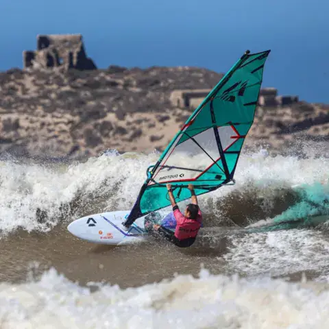 Windsurf dans les vagues de la baie d'Essaouira