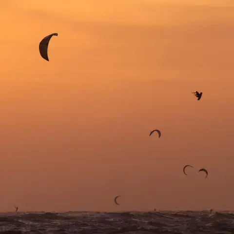 Session de kite au coucher du soleil sur la baie
