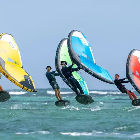 Wingfoil en groupe sur des ailes Ozone