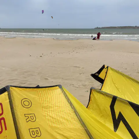 Ailes prêtes sur le sable avant la session