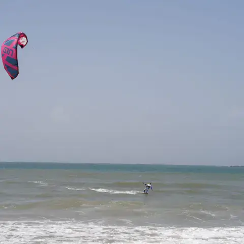 Session de kite au large de la plage
