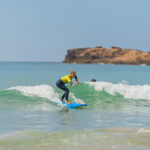 Session de surf devant la pointe rocheuse