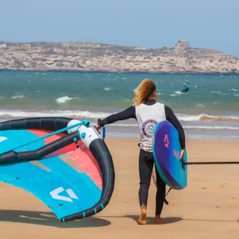 Matériel de wingfoil sur la plage, Essaouira en fond