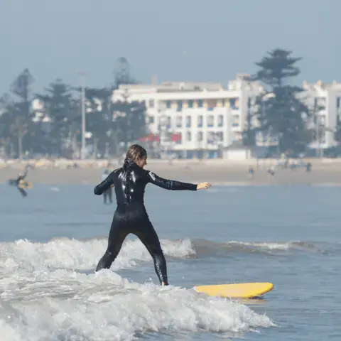 Session de surf devant le front de mer d'Essaouira