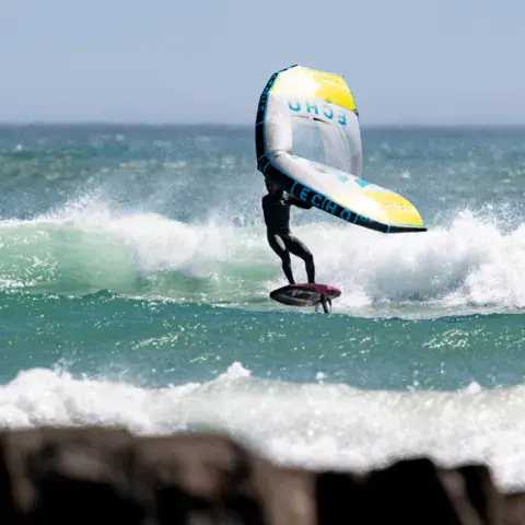 Wingfoil dans la vague