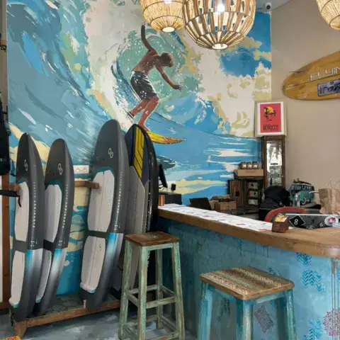 L'intérieur de la base : planches, foils et comptoir