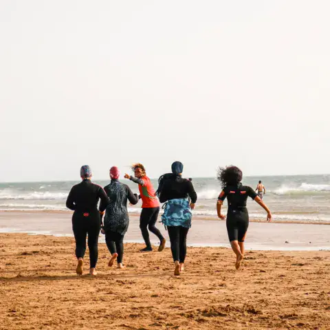Échauffement sur la plage avant la session