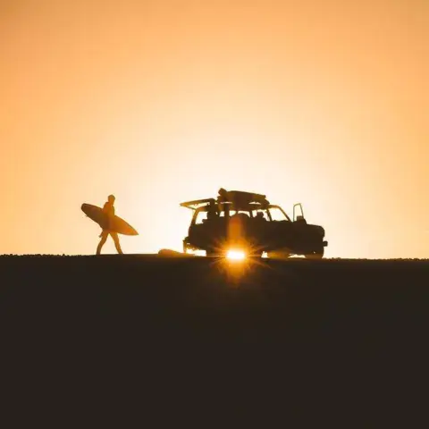 Retour de surf trip au coucher du soleil