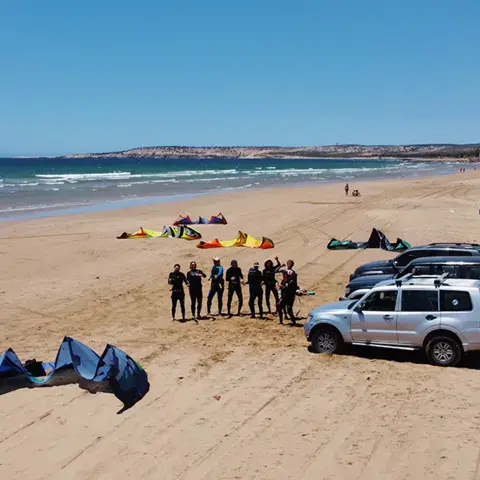 Base kite sur la plage, ailes gonflées et véhicules