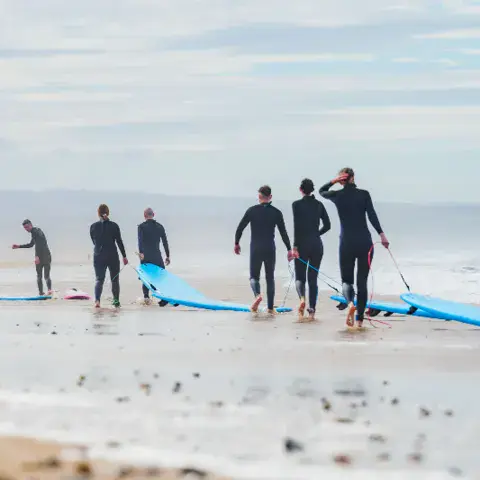 Entrée à l'eau pour un cours de surf