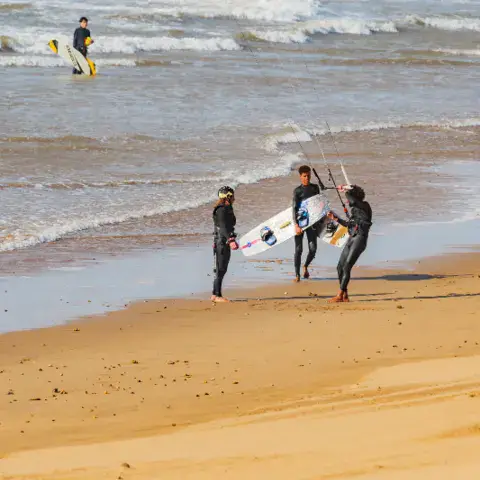 Préparation d'une session de kitesurf au bord de l'eau