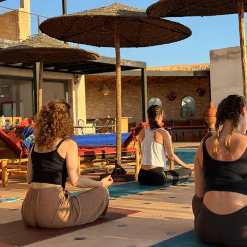 Terrasse de yoga de l'auberge, au centre du village