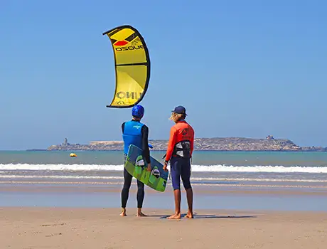 Cours de kitesurf sur la plage, l'île de Mogador au large