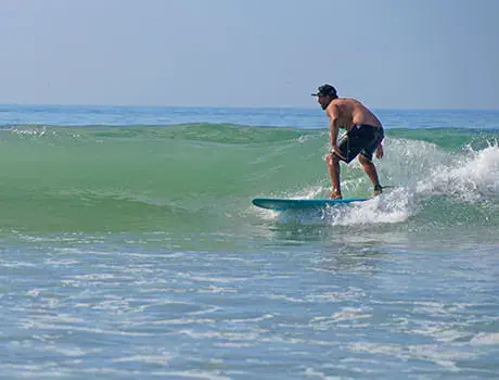 Session de surf dans les vagues de la baie
