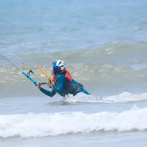 Navigation en kitesurf dans le shorebreak de la baie