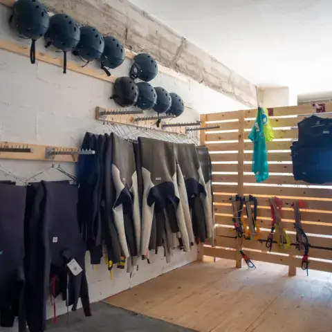 Local à matériel du club : combinaisons, harnais et casques