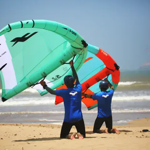 Manipulation de l'aile de wing sur le sable avant la session