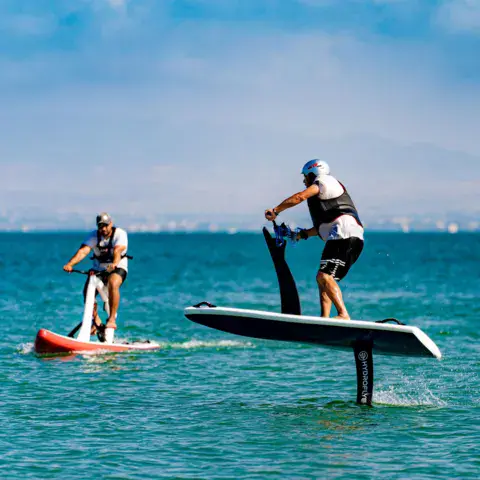 eFoil et waterbike Red Shark sur la lagune