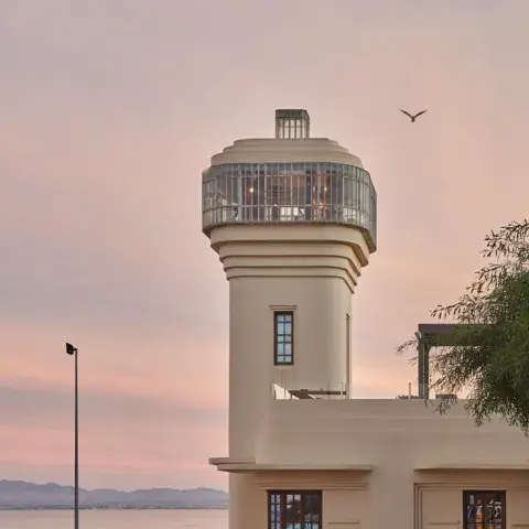 Le Phare, au bord de la lagune de Marchica