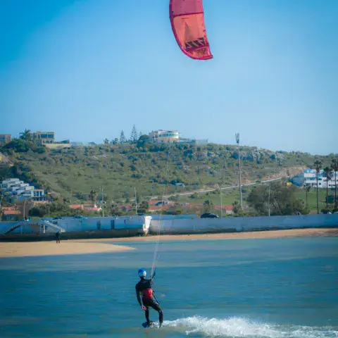 Session de kitesurf sur le plan d'eau abrité