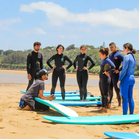 Briefing avant un cours de surf sur la plage