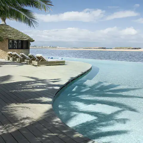 La piscine extérieure ouverte sur la lagune
