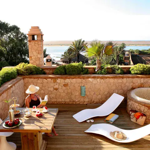 Terrasse de l'hôtel face à la lagune