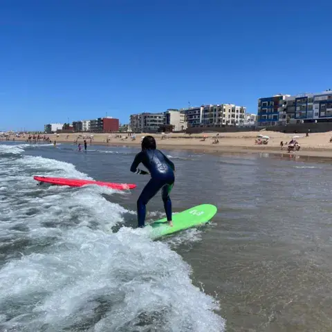 Dans la mousse, devant le front de mer de Mehdia
