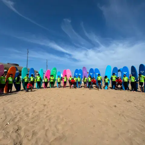 La flotte de planches déployée le long du rivage
