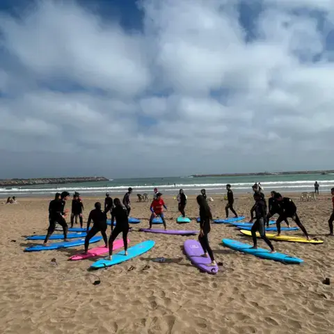 Échauffement du groupe sur la plage avant la mise à l'eau