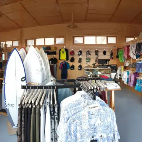 Le surf shop du club, planches et combinaisons à la location