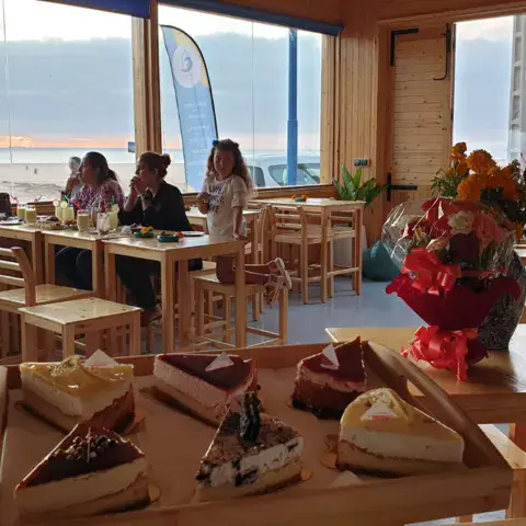 Le coffee shop face à l'océan