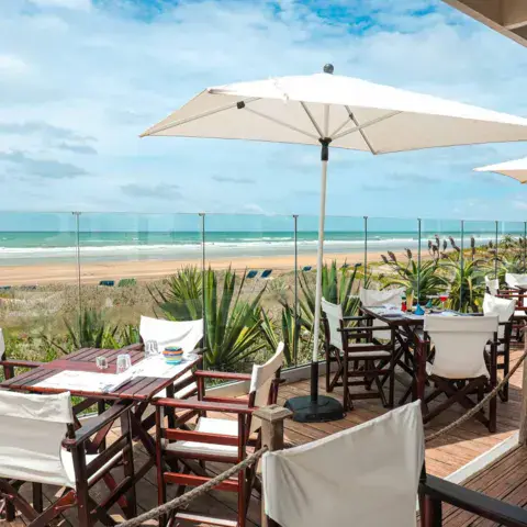 La terrasse de plage du resort, au-dessus du sable