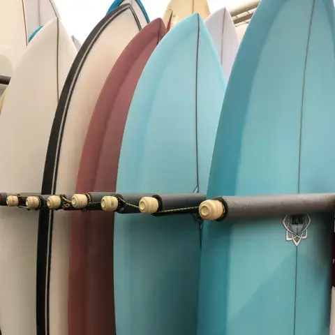 Le rack de planches de la boutique