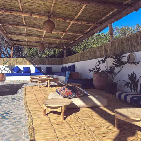 La terrasse ombragée de la villa La Crique