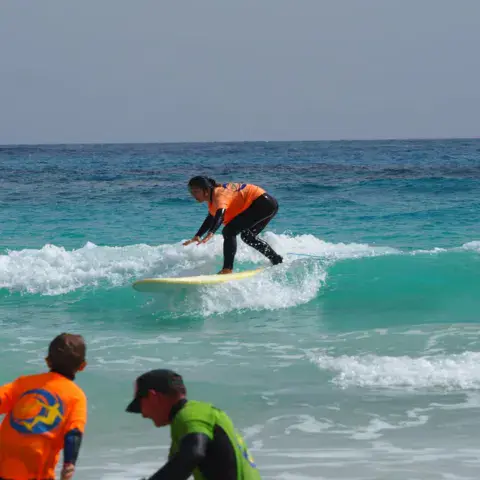 Élèves en cours de surf à Fuerteventura