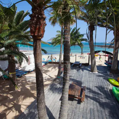 Vue depuis la terrasse du surfcamp