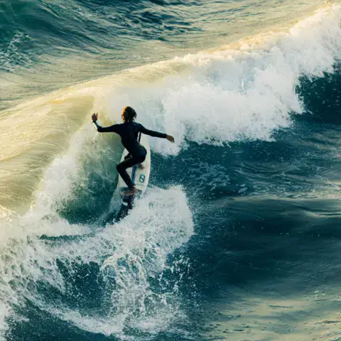 Surfeur sur une vague