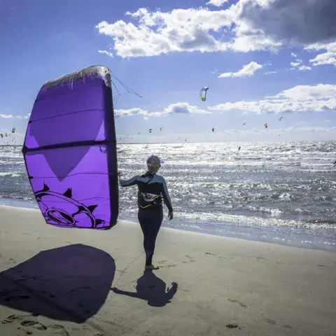 Cours de kitesurf sur la plage