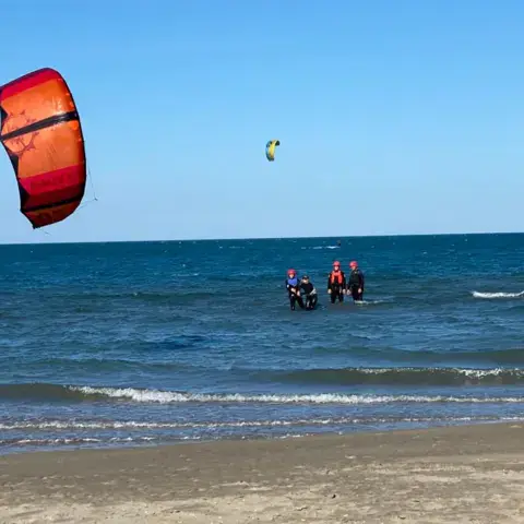 Élèves dans l'eau peu profonde