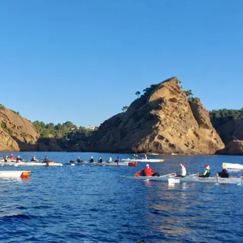 Sortie d'aviron le long des calanques