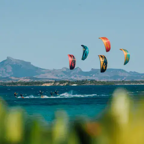 Kitesurfeurs sur le plan d'eau