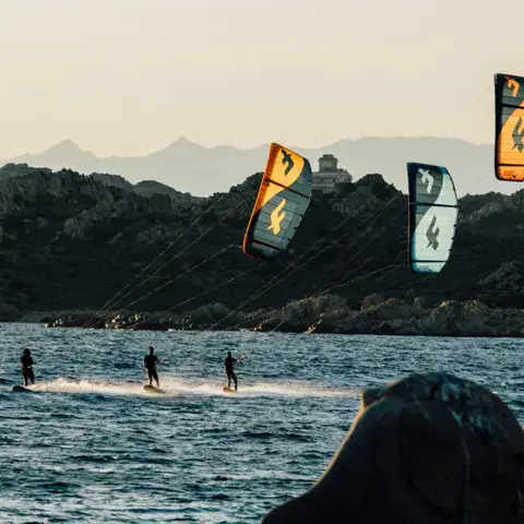 Session de kitesurf en fin de journée