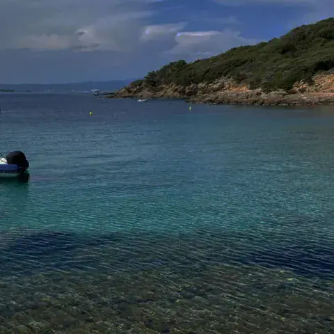 Bateau au mouillage dans une crique