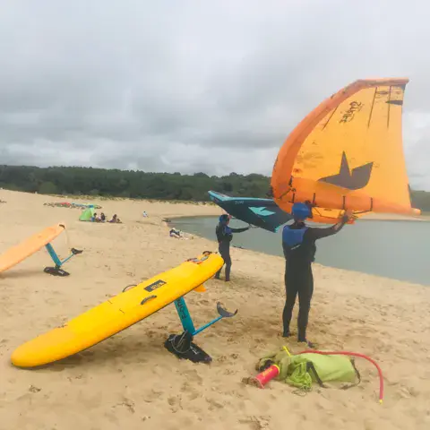 Matériel de wing et foil sur la plage