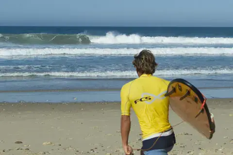 Surfeur sur la plage de Montalivet