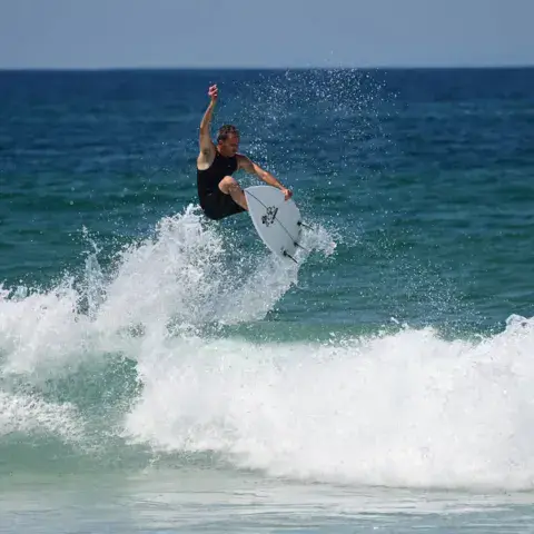 Surf sur les vagues de Biscarrosse