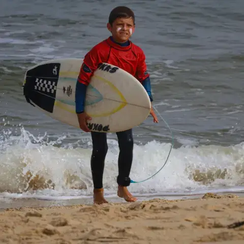 Jeunes surfeurs sur la plage de Capbreton